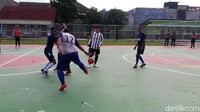 Meski mengaku kurang pemanasan, tetapi Gibran kuat bermain hingga dua babak.  