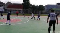 Gibran berebut bola dengan salah satu jurnalis di Kota Solo. 