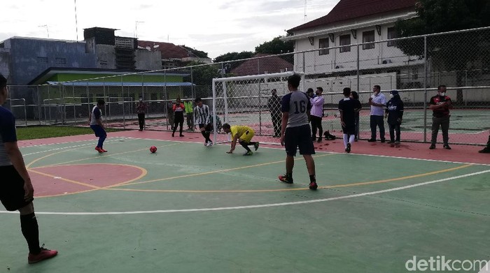 Wali Kota Solo Gibran Rakabuming Raka bermain futsal melawan tim jurnalis Solo di lapangan Futsal Penumping, Laweyan, Jumat (10/12/2021).