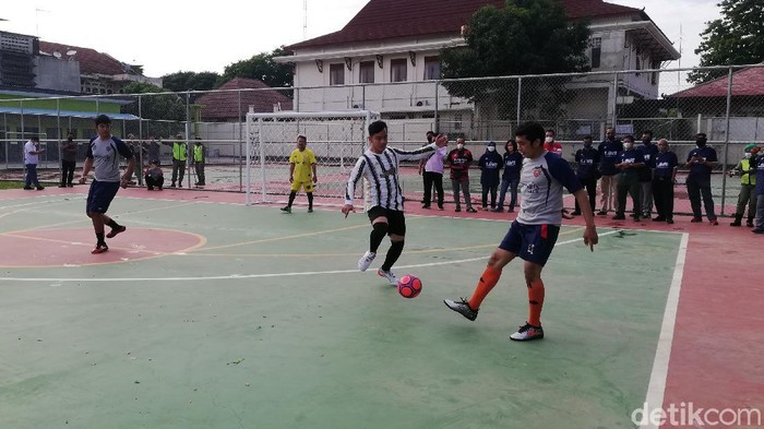 Wali Kota Solo Gibran Rakabuming Raka bermain futsal melawan tim jurnalis Solo di lapangan Futsal Penumping, Laweyan, Jumat (10/12/2021).