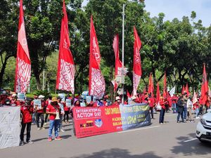 Hari HAM Internasional, Buruh Geruduk Balai Kota Tagih Janji Anies Naikkan UMP Hari HAM Internasional, Buruh Geruduk Balai Kota Tagih Janji Anies Naikkan UMP