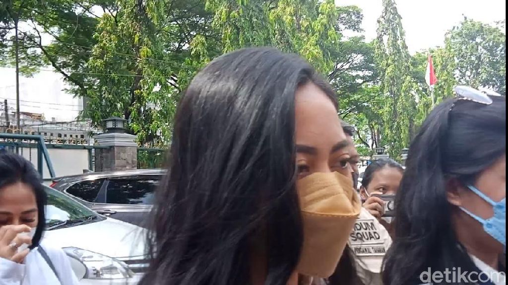 Potret Rachel Vennya Ditemani Ibunda saat Sidang Kabur dari Karantina Potret Rachel Vennya Ditemani Ibunda saat Sidang Kabur dari Karantina