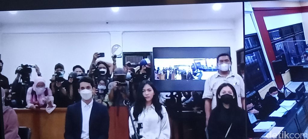 Teman-teman memberikan dukungan kepada Rachel Vennya di sidang kabur dari karantina.