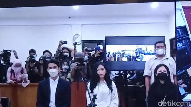 Teman-teman memberikan dukungan kepada Rachel Vennya di sidang kabur dari karantina.