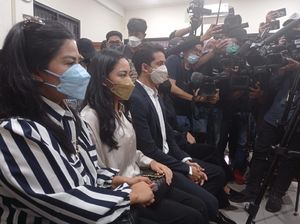 Aksi Diam Rachel Vennya Didampingi Ibunda Hadiri Sidang Kabur dari Karantina Aksi Diam Rachel Vennya Didampingi Ibunda Hadiri Sidang Kabur dari Karantina