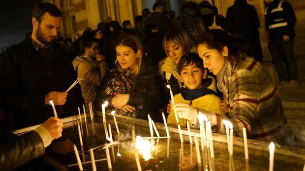 (Rayakan kehangatan natal bersama keluarga, masyarakat Irlandia berkumpul dan menyalakan lilin bersama/Foto: cnbcindonesia.com) Rayakan kehangatan natal bersama keluarga, masyarakat Irlandia berkumpul dan menyalakan lilin bersama/Foto: cnbcindonesia.com