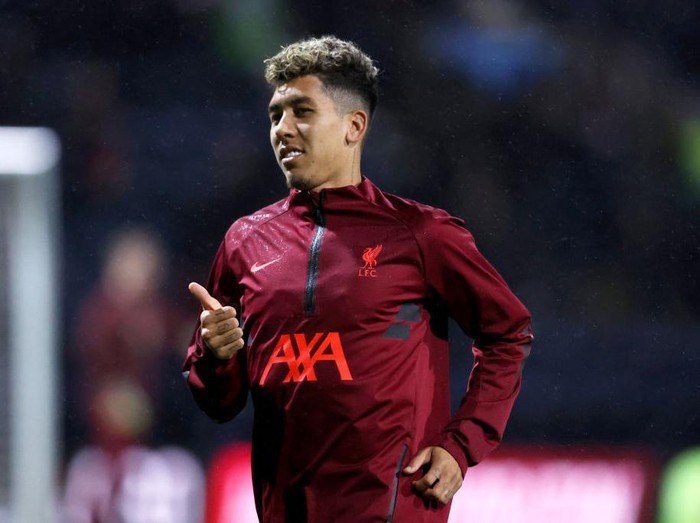 PRESTON, ENGLAND - OCTOBER 27: Roberto Firmino of Liverpool warms up prior to the Carabao Cup Round of 16 match between Preston North End and Liverpool at Deepdale on October 27, 2021 in Preston, England. (Photo by Naomi Baker/Getty Images)