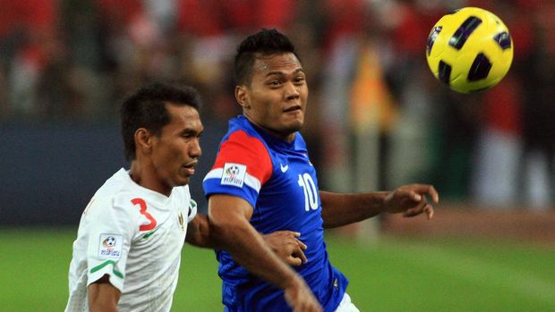 safee sali Zulkifli Syukur of Indonesia (L) competes with Mohd Safee Sali of Malaysia (R) during the AFF Suzuki Cup 2010 first leg finals football final match held at the Bukit Jalil National Stadium in Kuala Lumpur on December 26, 2010. Malaysia is hosting the first leg at the Bukit Jalil Stadium before travelling to Jakarta for the return match on December 29, 2010. AFP PHOTO/ KAMARUL AKHIR (Photo by KAMARUL AKHIR / AFP)