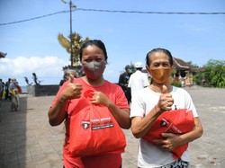 Roadshow di Bali, Relawan Ganjar Bagi-bagi Sembako ke Warga