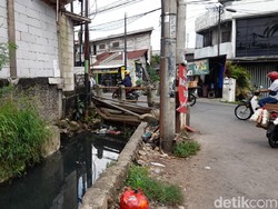 detikcom Do Your Magic: Warga Masih Buang Sampah di Dekat Got Jati Rahayu