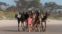 Tak Biasa, Wanita Ini Keliling Australia Bareng 5 Unta