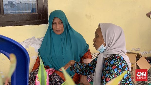 Nyaminten (65) masih ingat betul kejadian erupsi Gunung Semeru, Sabtu (4/12) lalu. Memori itu membekas di kepalanya