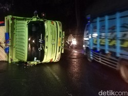 Truk Terguling Nyaris Timpa Avanza di Jalan Raya Ciherang Sumedang