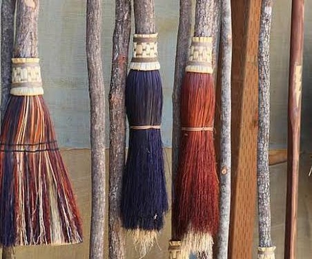 (Unik, masyarakat Norwegia menyembunyikan sapu dihari natal/Foto: pinterest.com/Vickie Tagatz) Unik, masyarakat Norwegia menyembunyikan sapu dihari natal/Foto: pinterest.com/Vickie Tagatz