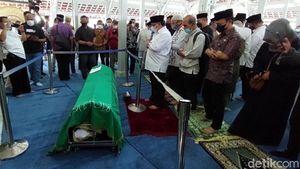 Momen Haru Saat Jenazah Wali Kota Bandung Mang Oded Disalatkan
