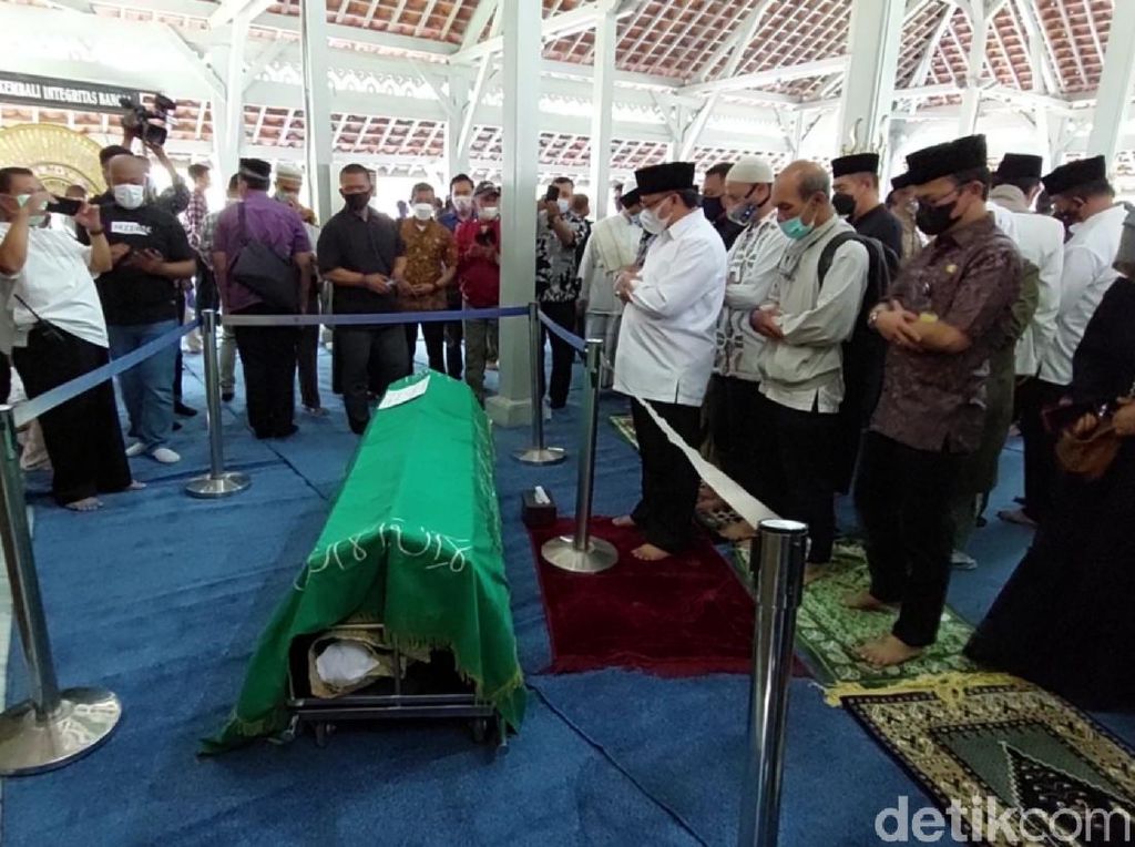 Momen Haru Saat Jenazah Wali Kota Bandung Mang Oded Disalatkan Momen Haru Saat Jenazah Wali Kota Bandung Mang Oded Disalatkan