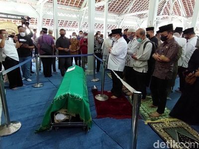 Momen Haru Saat Jenazah Wali Kota Bandung Mang Oded Disalatkan