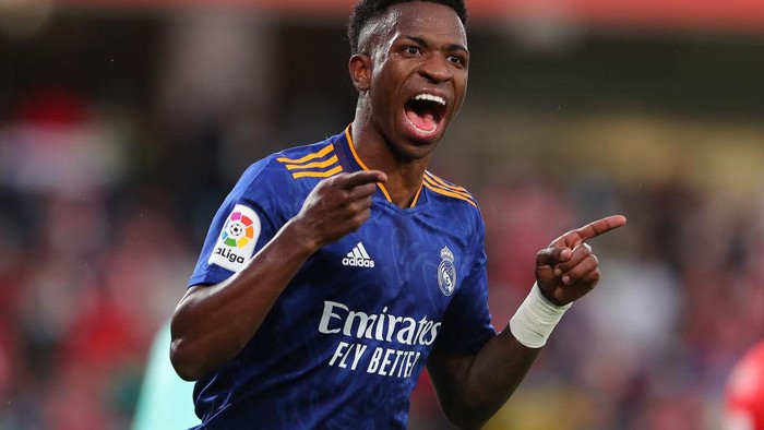GRANADA, SPAIN - NOVEMBER 21: Vinicius Junior of Real Madrid celebrates after scoring their sides third goal during the La Liga Santander match between Granada CF and Real Madrid CF at Nuevo Estadio de Los Carmenes on November 21, 2021 in Granada, Spain. (Photo by Fran Santiago/Getty Images)