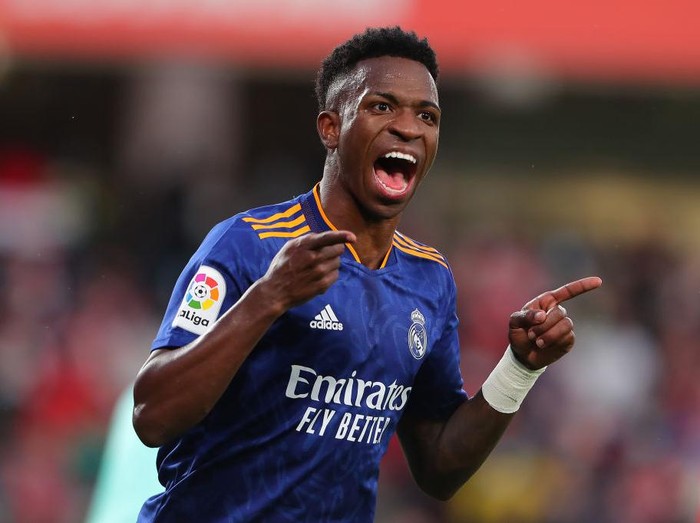 GRANADA, SPAIN - NOVEMBER 21: Vinicius Junior of Real Madrid celebrates after scoring their side's third goal during the La Liga Santander match between Granada CF and Real Madrid CF at Nuevo Estadio de Los Carmenes on November 21, 2021 in Granada, Spain. (Photo by Fran Santiago/Getty Images)