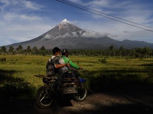 Hujan Lebat di Lereng dan Puncak Semeru Berpotensi 3 Hari ke Depan Hujan Lebat di Lereng dan Puncak Semeru Berpotensi 3 Hari ke Depan