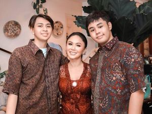 7 Gaya Yuni Shara Hadiri Acara Tedak Sinten Keponakan yang Banjir Pujian