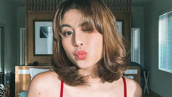 5 Pose Membara Awkarin