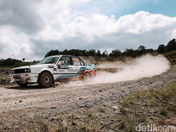 Aksi Para Pebalap di Danau Toba Rally 2021