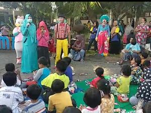 Badut Bawa Es Krim Hibur Anak-anak Korban Erupsi Semeru