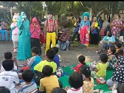 Badut Bawa Es Krim Hibur Anak-anak Korban Erupsi Semeru