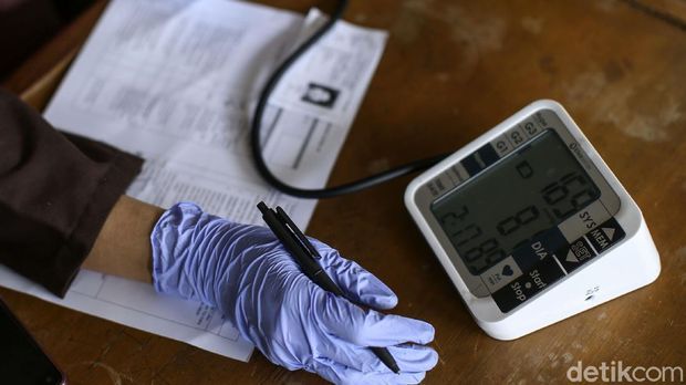 Dinkes Kota Bekasi melaksanakan vaksinasi massal COVID-19 yang dititikberatkan untuk lansia dan masyarakat dengan penyakit komorbid. Vaksinasi berlangsung di Stadion Patriot.