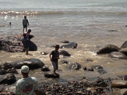 Bocah di Sukabumi Tewas Usai Tergulung Ombak di Pantai Kamboja