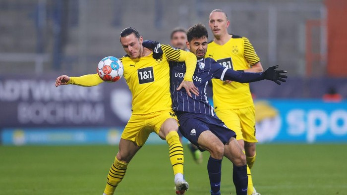 BOCHUM, GERMANY - DECEMBER 11: Nico Schulz of Borussia Dortmund battles for possession with Gerrit Holtmann of VfL Bochum during the Bundesliga match between VfL Bochum and Borussia Dortmund at Vonovia Ruhrstadion on December 11, 2021 in Bochum, Germany. (Photo by Joosep Martinson/Getty Images)
