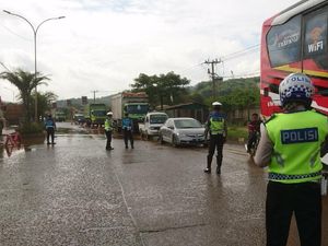 Melihat Uji Coba Ganjil Genap Jalur Wisata Anyer, Puluhan Bus Diputar Balik