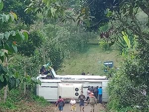 Bus Wisata Terguling di Ciwidey, 12 Wisatawan Asal Jakarta Dilarikan ke RS