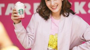 Cantiknya Chelsea Islan Saat Nikmati Kopi dan Kelapa Muda