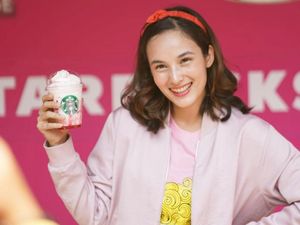 Cantiknya Chelsea Islan Saat Nikmati Kopi dan Kelapa Muda Cantiknya Chelsea Islan Saat Nikmati Kopi dan Kelapa Muda