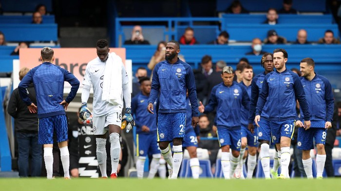 LONDON, ENGLAND - OCTOBER 23: Edouard Mendy, Antonio Ruediger and Ben Chilwell of Chelsea take to the field prior to the Premier League match between Chelsea and Norwich City at Stamford Bridge on October 23, 2021 in London, England. (Photo by Alex Pantling/Getty Images)