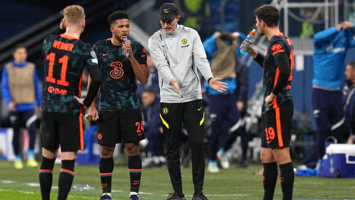Chelseas head coach Thomas Tuchel, centre, talks to his players during the Champions League group H soccer match between Zenit St. Petersburg and Chelsea at the Gazprom Arena in St.Petersburg, Russia, Wednesday, Dec. 8, 2021. (AP Photo/Dmitry Lovetsky)