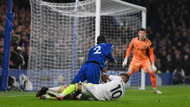 LONDON, ENGLAND - DECEMBER 11: Antonio Ruediger of Chelsea is fouled by Raphinha of Leeds United leading to a penalty being awarded to Chelsea during the Premier League match between Chelsea and Leeds United at Stamford Bridge on December 11, 2021 in London, England. (Photo by Mike Hewitt/Getty Images)