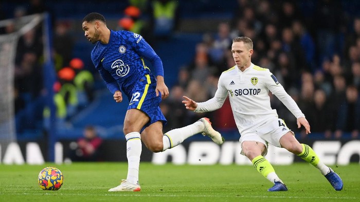 LONDON, ENGLAND - DECEMBER 11: Ruben Loftus-Cheek of Chelsea runs with the ball whilst under pressure from Adam Forshaw of Leeds United during the Premier League match between Chelsea and Leeds United at Stamford Bridge on December 11, 2021 in London, England. (Photo by Mike Hewitt/Getty Images)