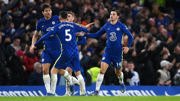 chelsea vs leeds united mason mount liga inggris premier league LONDON, ENGLAND - DECEMBER 11: Mason Mount of Chelsea celebrates after scoring their sides first goal during the Premier League match between Chelsea and Leeds United at Stamford Bridge on December 11, 2021 in London, England. (Photo by Mike Hewitt/Getty Images)