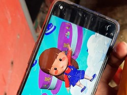 Aksi Menegangkan Damkar Pacitan Evakuasi HP Warga Jatuh ke Sumur