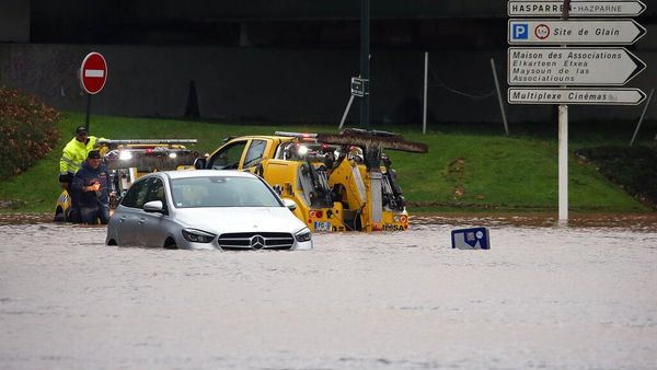 Banjir di Prancis Ini Bikin Mobil-mobil Tak Berkutik