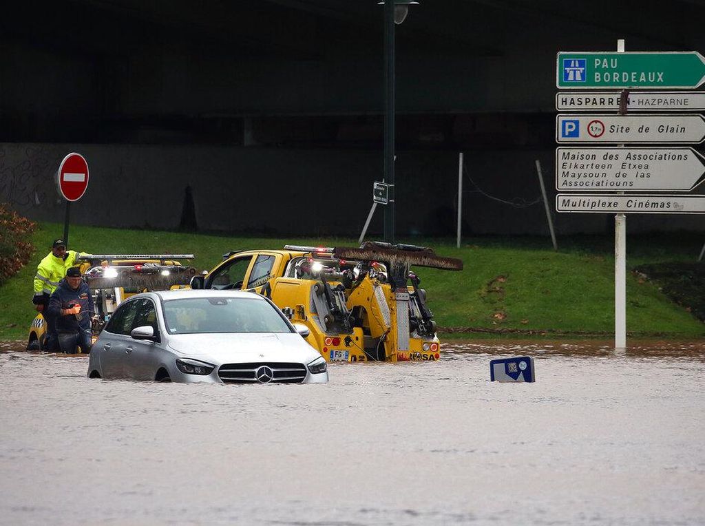 Banjir di Prancis Ini Bikin Mobil-mobil Tak Berkutik