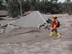 Rasa Sesal di Hati Pak Bupati Jika Evakuasi Korban Erupsi Semeru Terganggu
