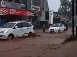 Digelontor Air dari Perbukitan, Jalan Raya Mantup Lamongan Sempat Banjir