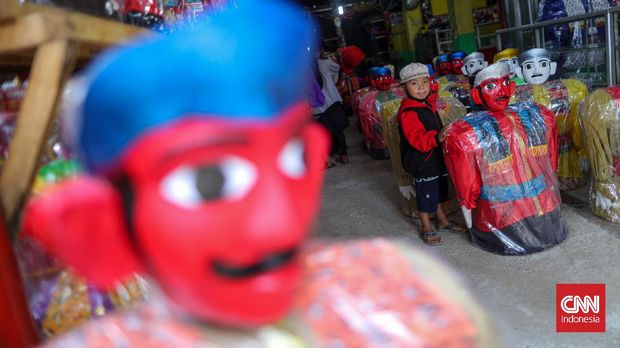 Sejumlah warga menaiki wahana perahu bebek saat berwisata di Setu Babakan, Jakarta, Sabtu (11/12/2021). Kementerian Pariwisata dan Ekonomi Kreatif menobatkan Kampung Budaya Betawi Setu Babakan sebagai Juara I Kategori Cleanliness, Health, Safety dan Environment Sustainability (CHSE) pada Anugerah Desa Wisata Indonesia 2021 yang diikuti oleh 1.831 desa wisata di seluruh Indonesia. (CNNIndonesia/Adi Ibrahim)
