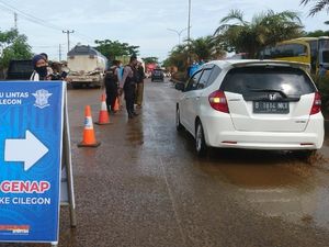 Uji Coba Ganjil Genap di Jalur Wisata Anyer, Puluhan Kendaraan Diputar Balik Uji Coba Ganjil Genap di Jalur Wisata Anyer, Puluhan Kendaraan Diputar Balik
