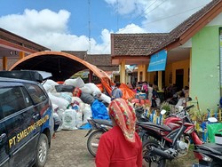 Sulitnya Korban Erupsi Semeru Mengambil Bantuan di Posko Penyimpanan
