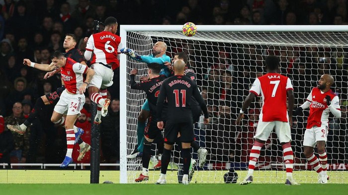 LONDON, ENGLAND - DECEMBER 11: Gabriel Magalhaes of Arsenal scores their sides third goal past Willy Caballero of Southampton during the Premier League match between Arsenal and Southampton at Emirates Stadium on December 11, 2021 in London, England. (Photo by Eddie Keogh/Getty Images)